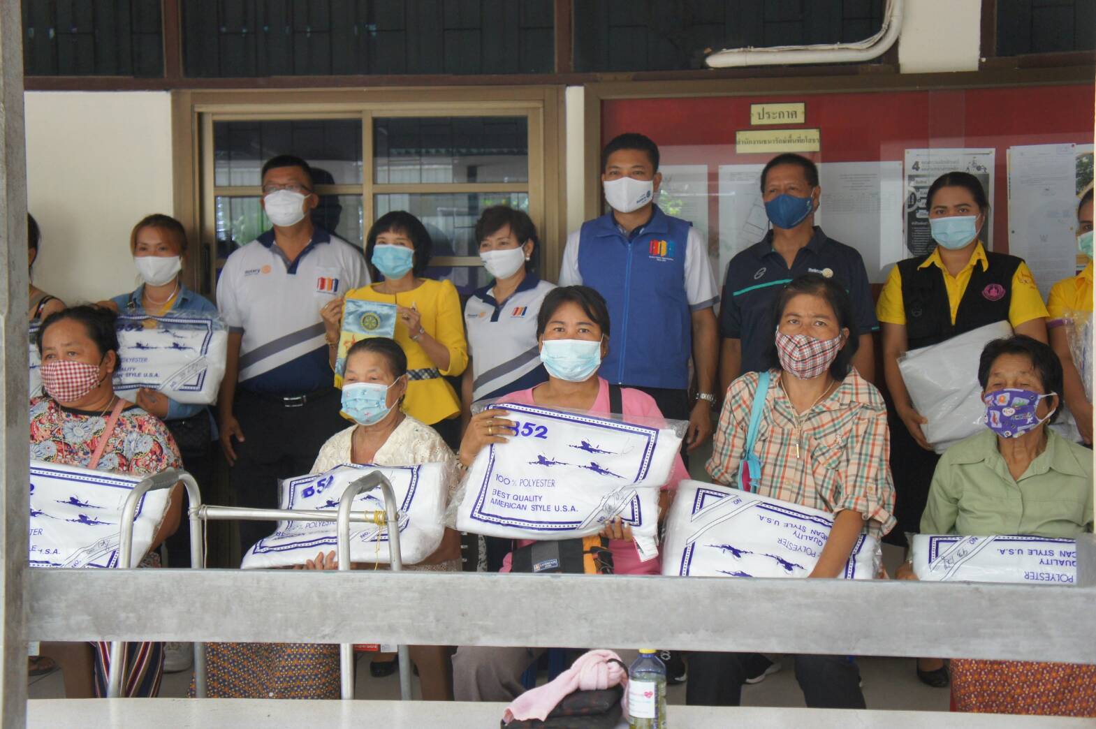 รองนายก ทม.เมืองยโสธร พร้อมสมาชิกสโมสรโรตารียโสธร นำมุ้งมามอบให้กับผู้ด้อยโอกาส