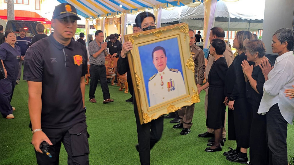 สุดโศกเศร้า! ครอบครัวรับร่าง “ธงชัย เย็นประเสริฐ” ประกอบพิธีวัดสพานสูง ข้าราชการร่วมอาลัยแน่น