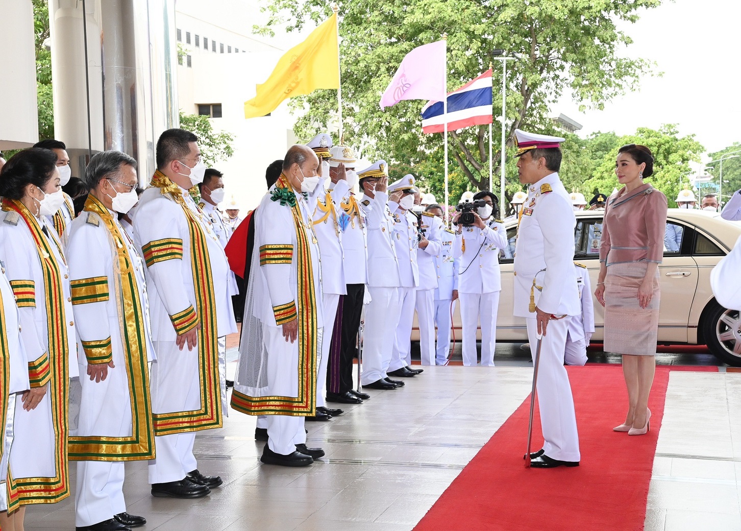 ‘ในหลวง-พระราชินี’เสด็จฯ ไปในการพระราชทานปริญญาบัตรแก่ผู้สำเร็จการศึกษา มสธ.