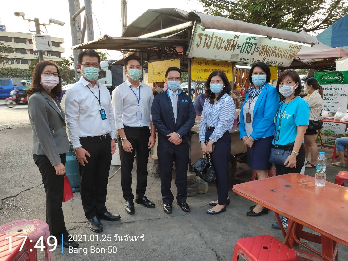 ผู้ช่วยคลัง ควงผู้บริหารแบงก์กรุงไทย ลงพื้นที่ช่วยตายายขายบะหมี่ เข้าถึงแอปฯ ถุงเงิน