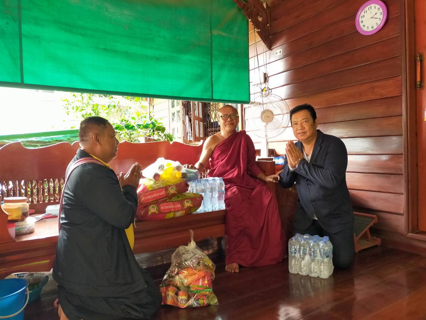 “นุ้ยส์ เมืองฉอด - สท.จัน" เป็นสะพานบุญ มอบข้าวสาร อาหารแห้ง น้ำดื่ม ผ้าอ้อมให้ผู้สูงอายุ ผู้ป่วยติดเตียง 