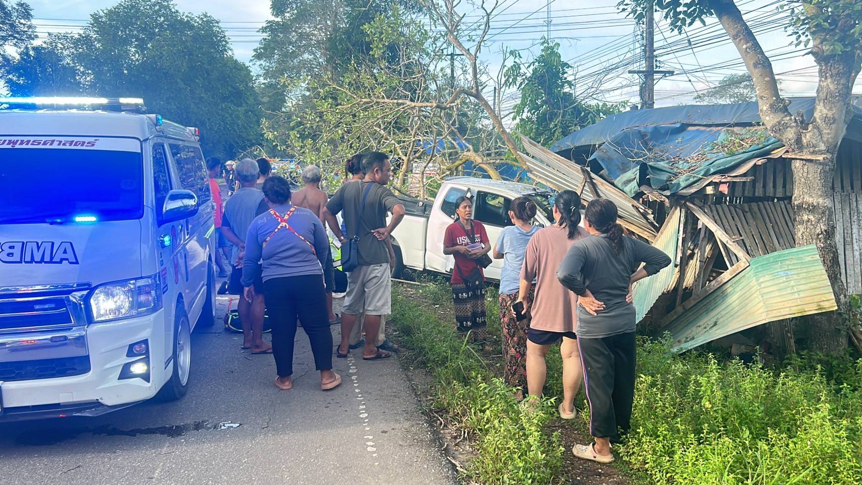 พนักงานส่งของขับกระบะส่ายไปมา จนผวาไปทั้งถนน สุดท้ายเสียหลักพุ่งชนร้านค้าดับคารถ คนในร้านวิ่งหนีตายกระเจิง