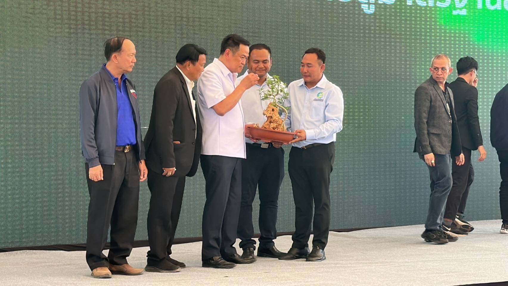 'อนุทิน' หนุนวิสาหกิจชุมชนยกระดับการปลูกและผลิตกัญชาสู่มาตรฐานอุตสาหกรรมทางการแพทย์