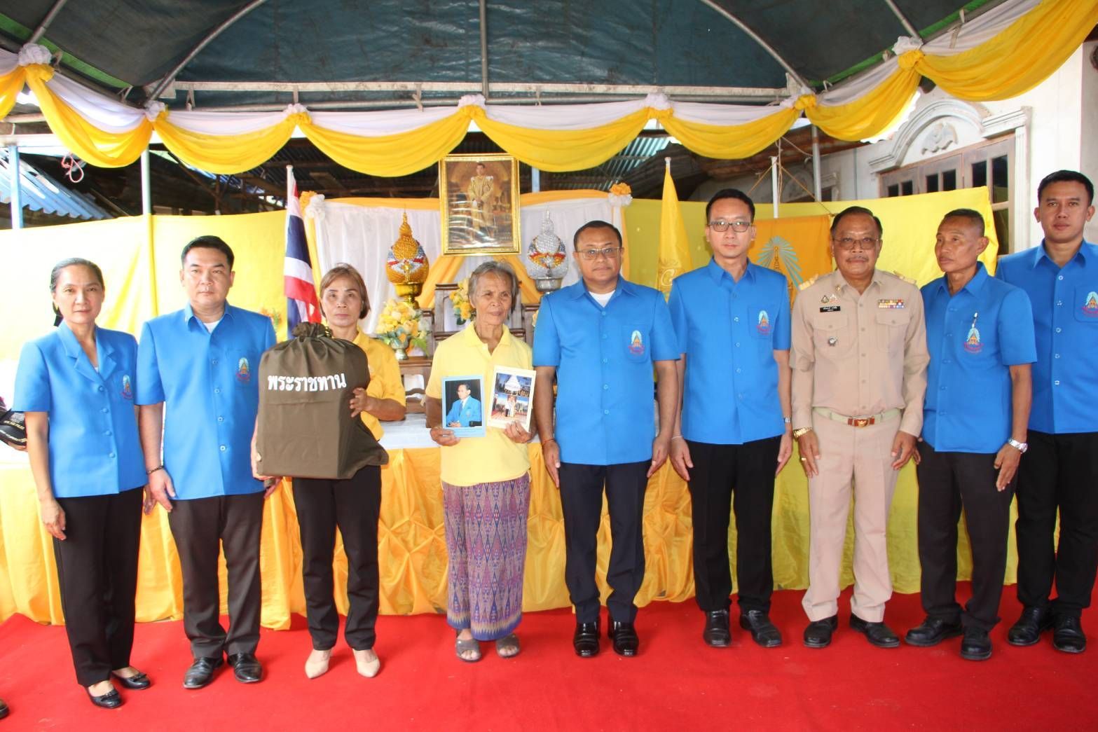 มูลนิธิราชประชานุเคราะห์ฯ เชิญสิ่งของพระราชทาน มอบให้ผู้ประสบอัคคีภัยพื้นที่ อ.พนมไพร ร้อยเอ็ด
