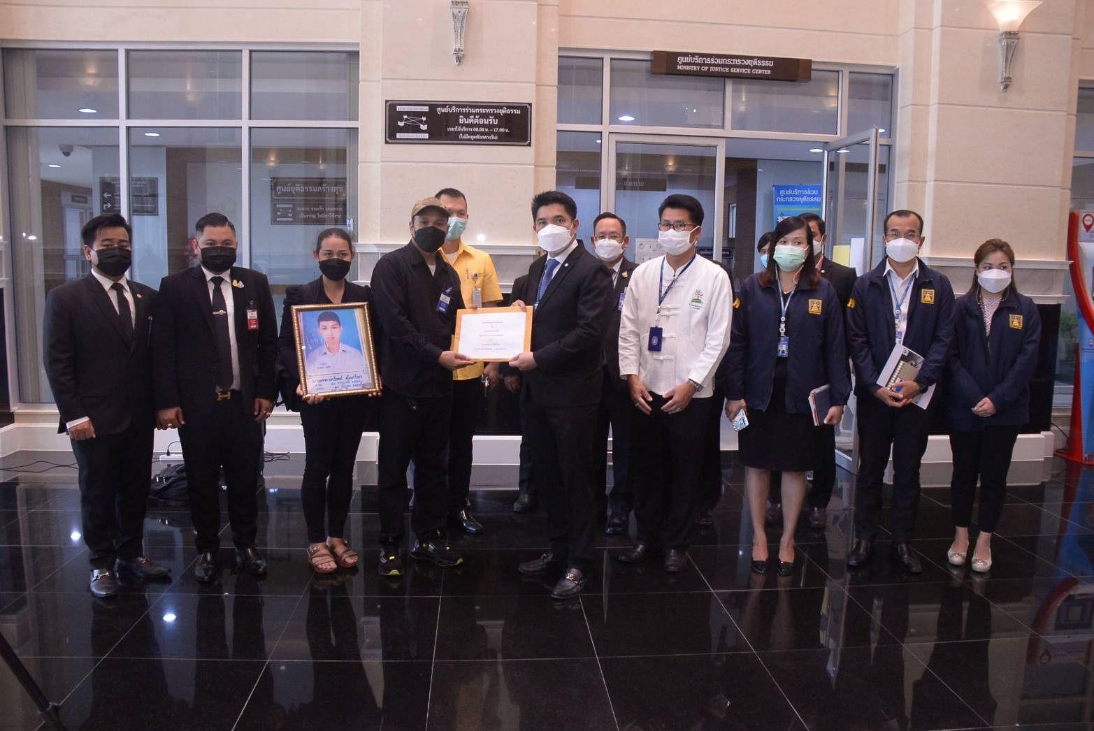 เลขาฯ รมว.ยุติธรรม รับหนังสือร้องทุกข์กรณีเด็กชายวัย 15 ปี  โดนรถสองแถวชนดับแต่คดีไม่คืบหน้า 