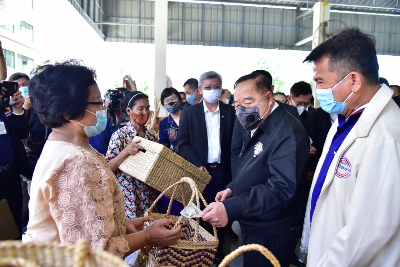 บิ๊กป้อม ลงพื้นที่นครปฐม สั่งเร่งกำจัดผักตบชวาแม่น้ำท่าจีนพร้อมรับฝน