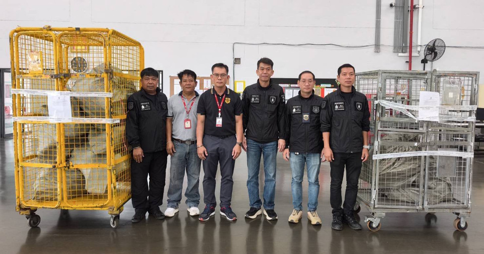 ศุลกากรภาค 2 สนธิกำลังยึด “บุหรี่ และบุหรี่ไฟฟ้า” ลักลอบส่งทางไปรษณีย์ มูลค่ากว่า 3 แสนบาท