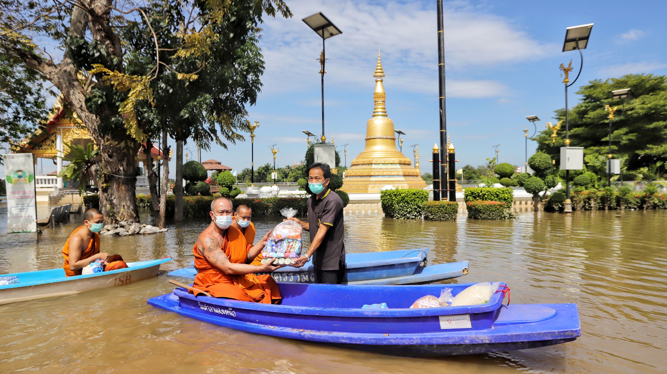 พระไม่ทิ้งโยม! หลวงพ่ออ๊อดวัดสายไหมพายเรือ  แจกของช่วยชาวบ้านน้ำท่วม ชุมชนวัดศาลาแดงเหนือ