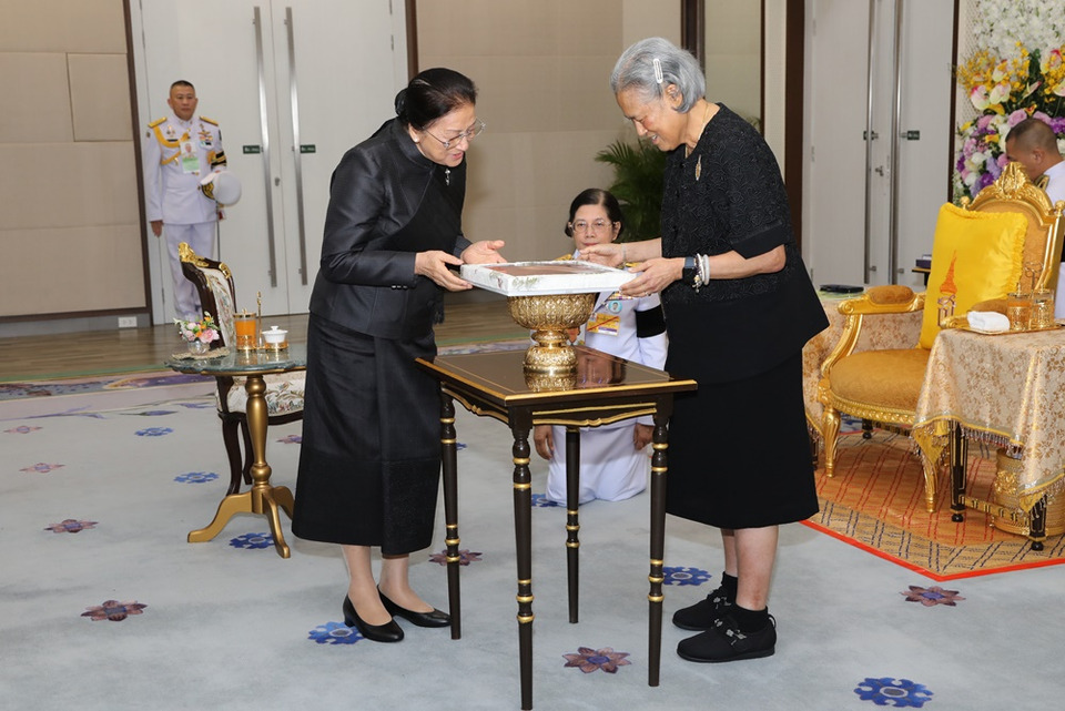 กรมสมเด็จพระเทพรัตนราชสุดาฯ เสด็จออกแทนพระองค์ พระราชทานพระราชวโรกาส ให้ ปานี ยาท่อตู้ รองประธาน สปป.ลาว เฝ้า ฯ 