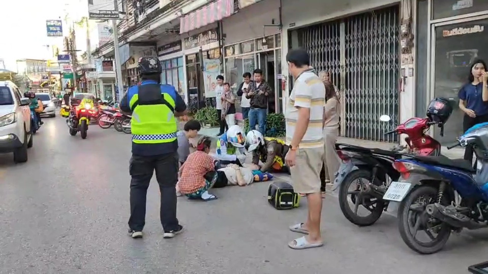 อุดรธานีช็อก! หนุ่มป่วยซึมเศร้ากระโดดตึก 3 ชั้น กล้องหน้ารถจับภาพระทึก 