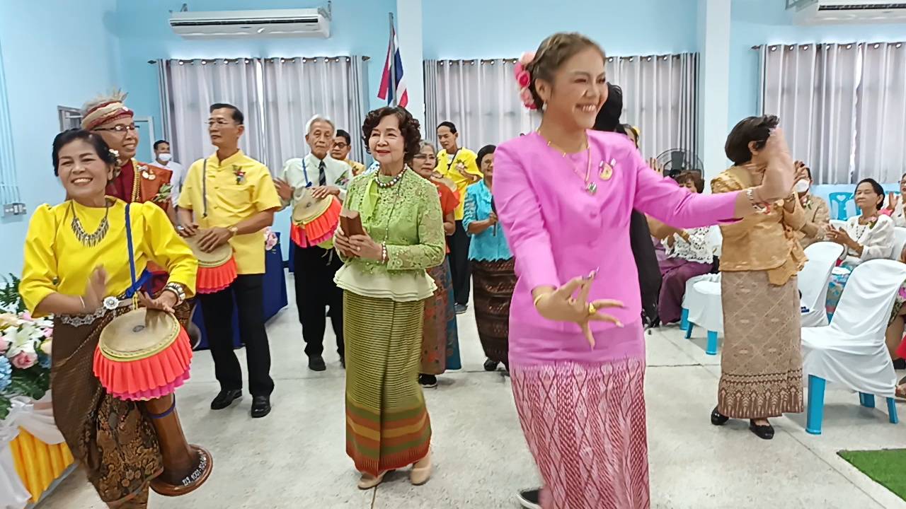 สีสัน สนุกสนานมอบวุฒิบัตรนักเรียนโรงเรียนผู้สูงอายุรวมกว่า 5, 000 ปี