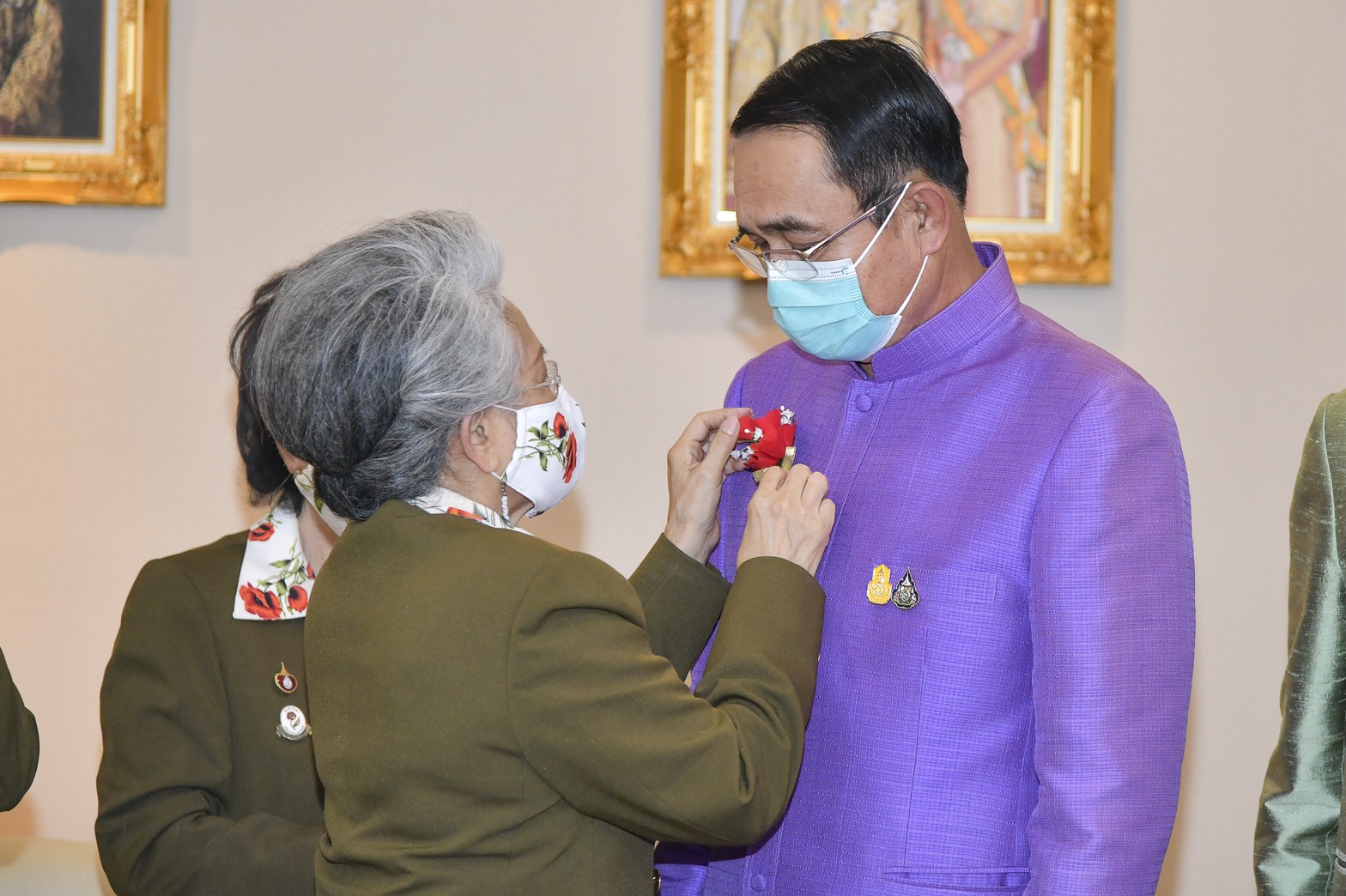 นายกฯ ร่วมประชาสัมพันธ์จำหน่ายดอกป๊อปปี้  ย้ำทหารไม่ใช่แค่รั้วของชาติ แต่ทำทุกอย่างภายใต้รธน. ขอช่วยย้ำ มีทหารไว้ทำไม  