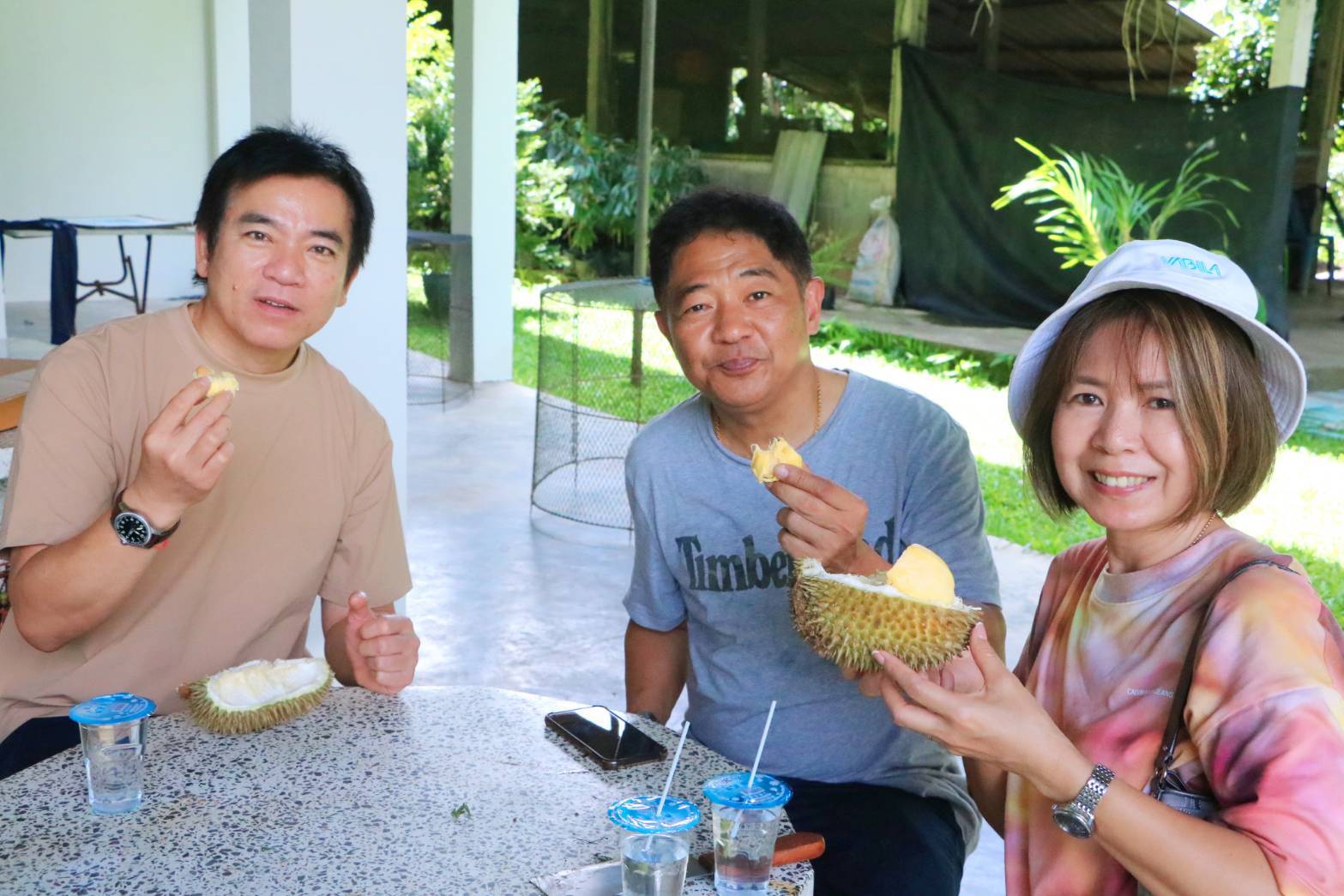 นักท่องเที่ยวแห่ชมชิมช้อปถึงในสวน ทุเรียนสาลิการาชาทุเรียนบ้านเบอร์1 ภาคใต้