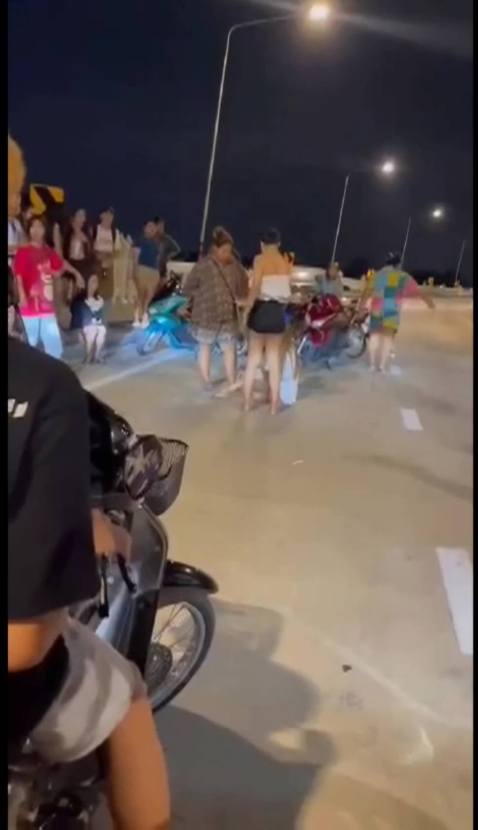 สระบุรี สาวสองรุ่นน้องกระชากผมตบสาวสองรุ่นพี่ เหตุพูดไม่เข้าหู  