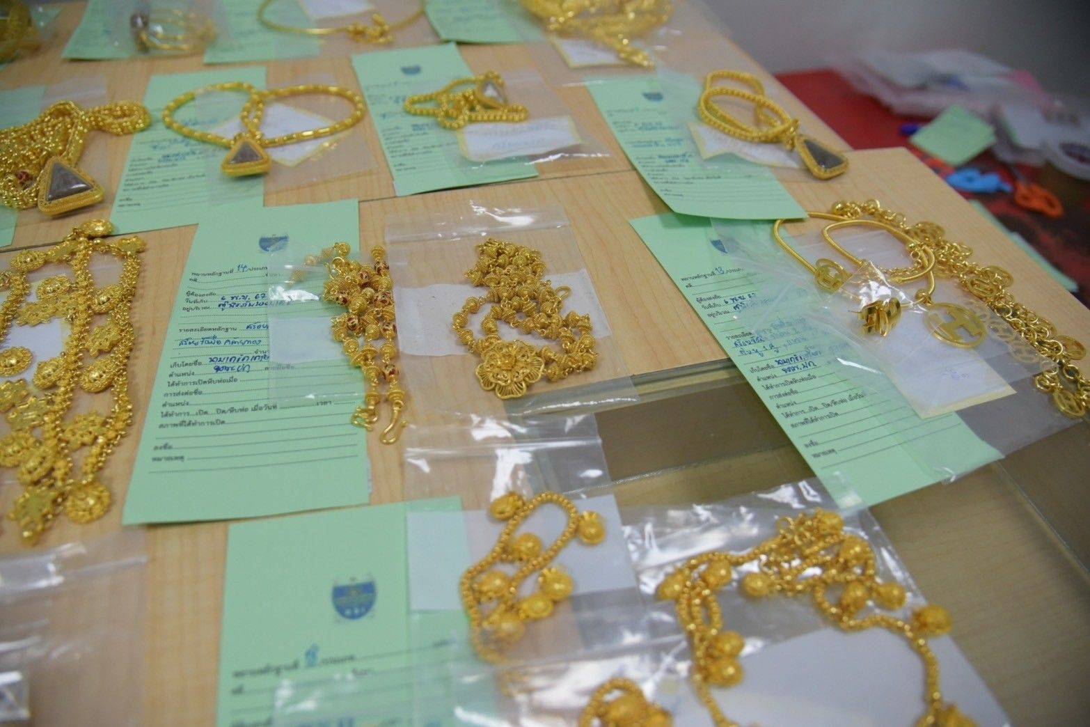 DSI ขยายผลเครือข่าย “แม่มนต์”  เปิดตู้นิรภัย 21 ตู้ พบทรัพย์สินกว่า 30 ล้าน