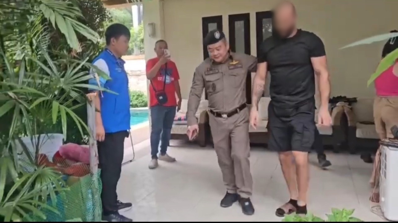 ตำรวจพัทยา รวบแล้วฝรั่งร่างยักษ์ ต่อยกระโดดถีบหน้าคนไทย 