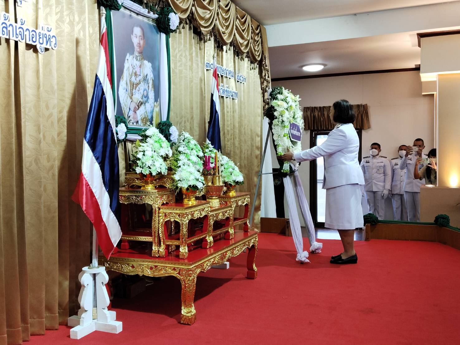 พสกนิกรชัยนาทร่วมพิธีวางพวงมาลาและถวายราชสดุดี เนื่องในวันที่ระลึกพระบาทสมเด็จพระปกเกล้าเจ้าอยู่หัว