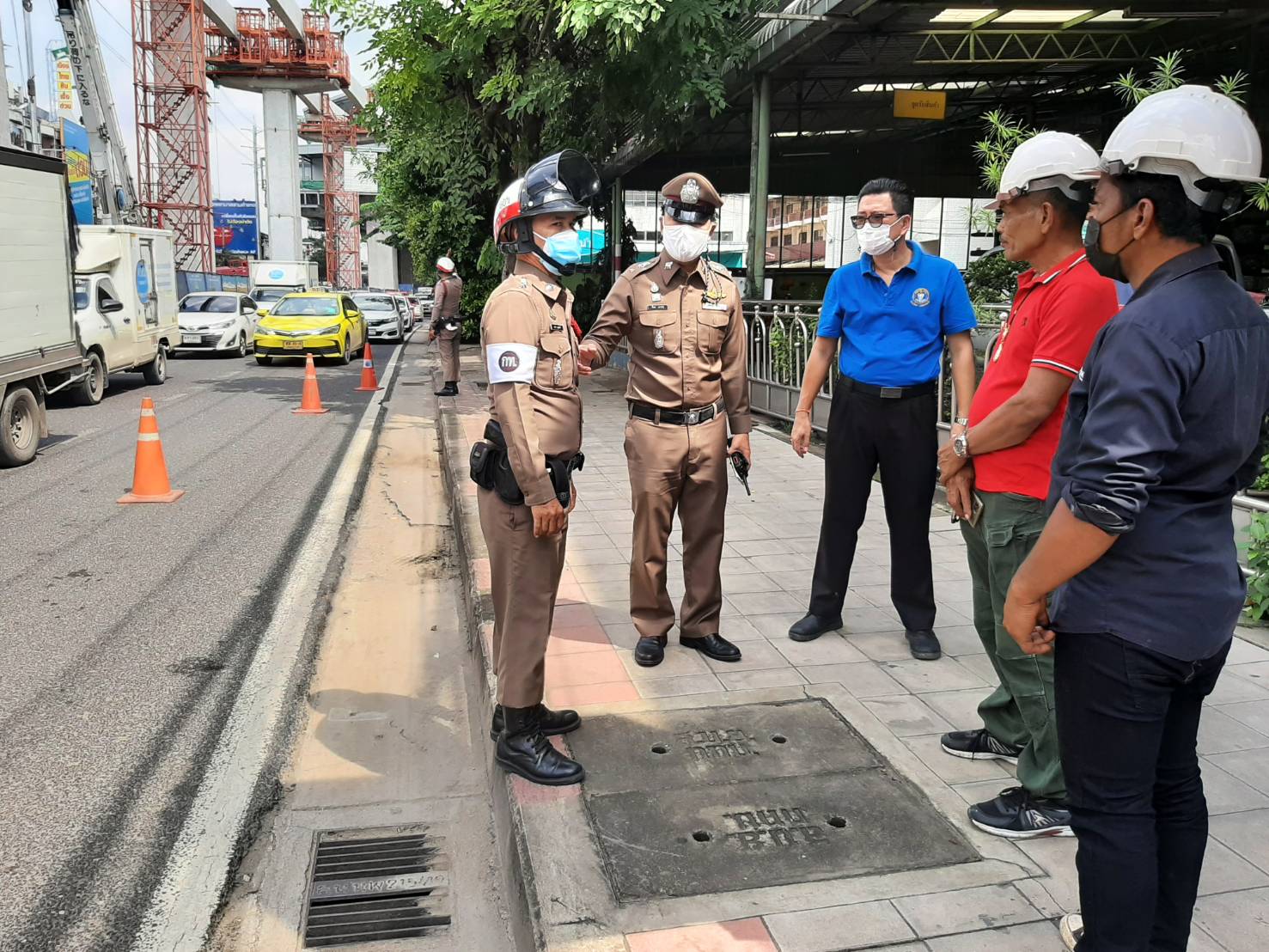 รองผกก.จร.สน.หัวหมาก พร้อมจนท.โยธา  ตรวจสอบบริเวณตึกทรุด ปากซอยศรีนครินทร์ ซอย 1     