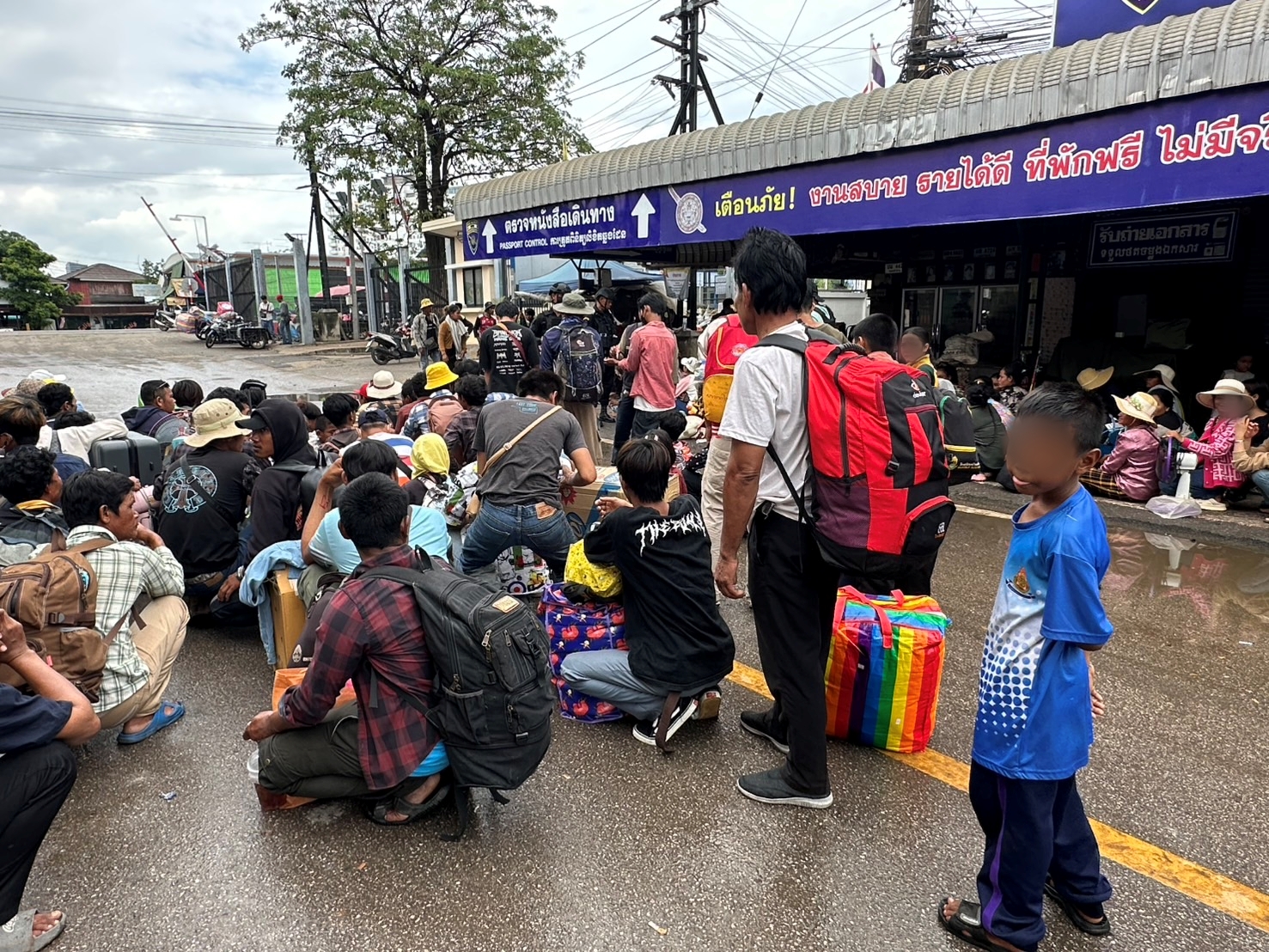 เจ้าหน้าที่ไทย-กัมพูชา เจราจาขอเปิดประตูเล็ก ด่านบ้านคลองลึก อรัญประเทศ  นำคนของตัวเองกลับเข้าประเทศ 