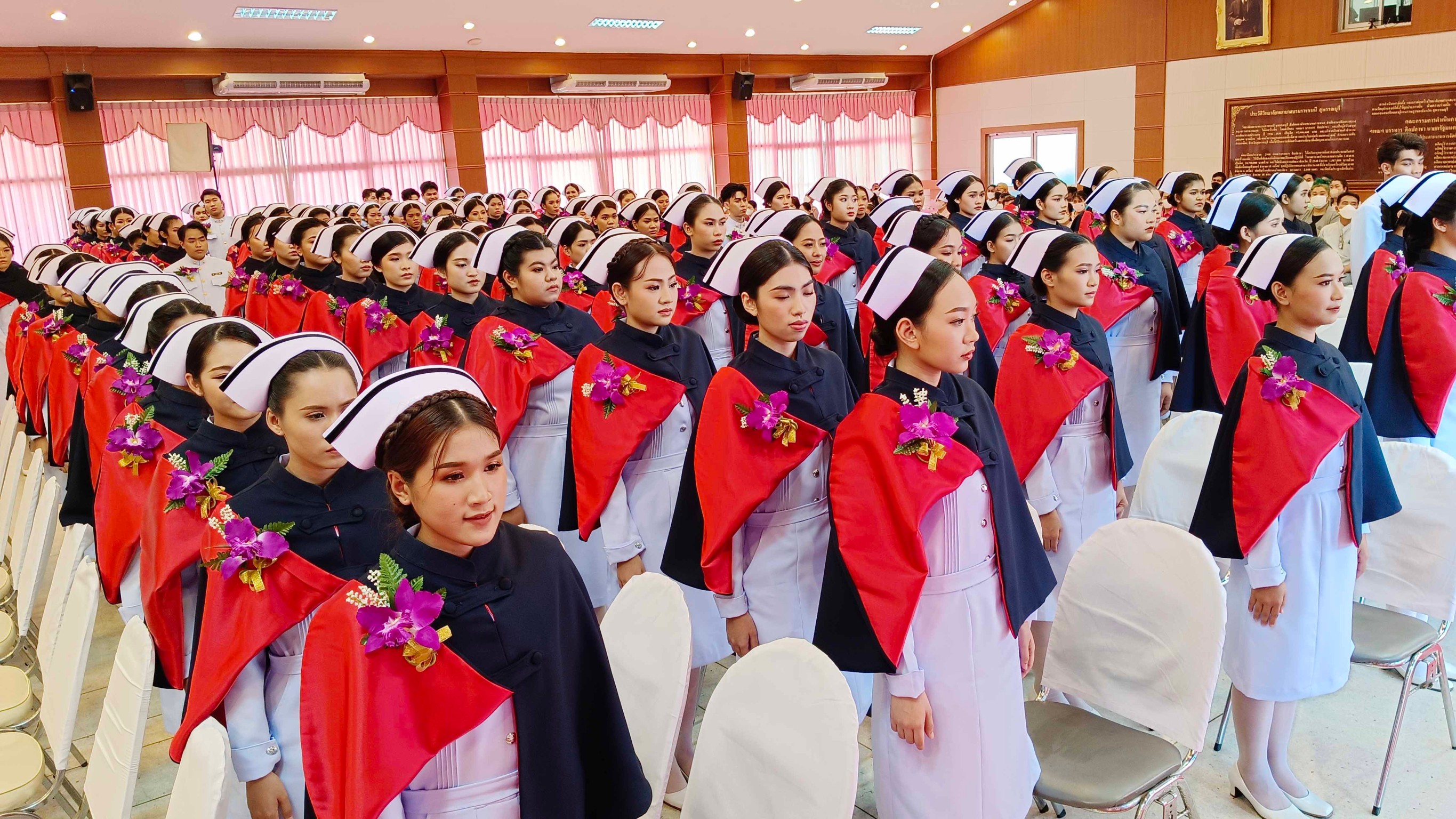 สุพรรณบุรีมอบใบสัมฤทธิผลการศึกษาให้นักศึกษาหลักสูตรพยาบาลศาสตรบัณฑิตรุ่นที่ 25 