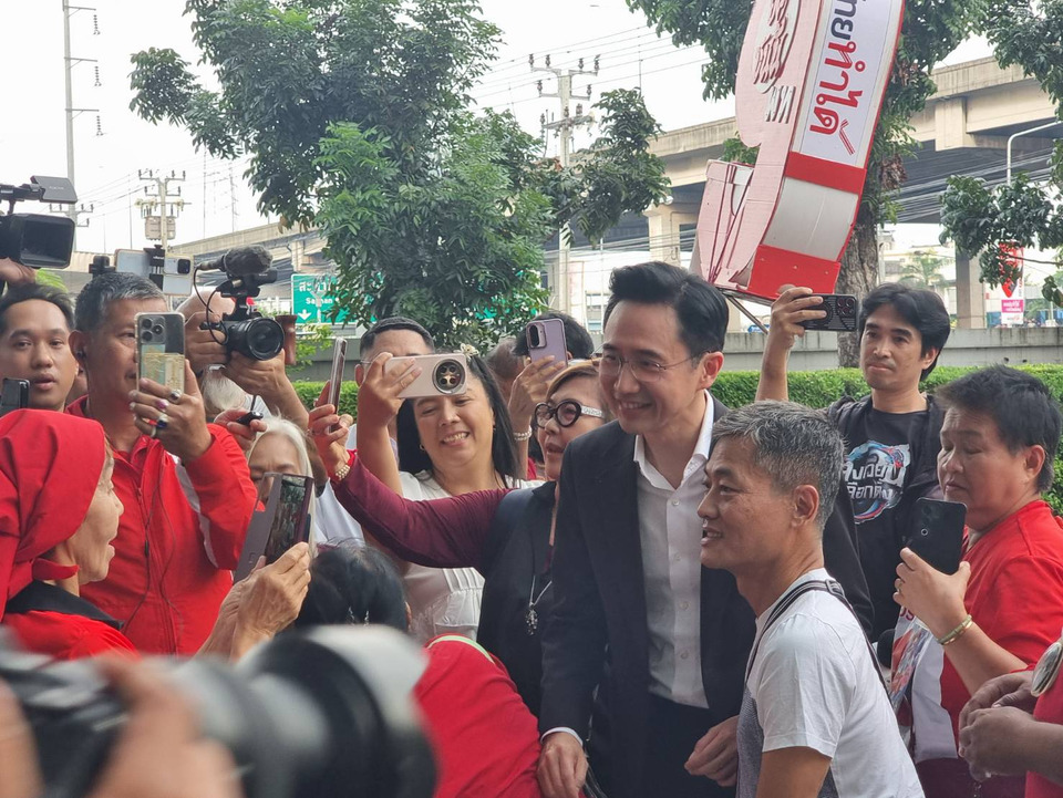 "คนเสื้อแดง" เกาะติดนับคะแนนถึงพรรคเพื่อไทย ให้กำลังใจ "ดร.เชน" คึกคัก  "สุริยะ" เชื่อได้สส.ถึง200 ที่นั่ง