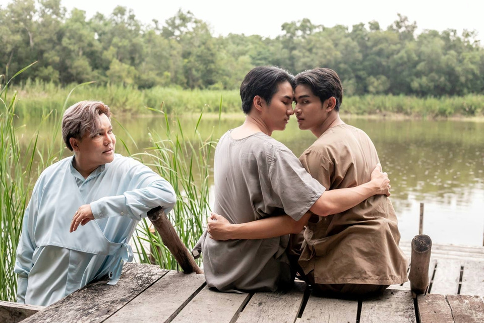 “ชายแฮ็คส์-ดร.วโรดม” ปลื้ม “ลอยแก้ว First Love” ทะลุ 5 ล้านวิว ดัน “เล้ง–แสตมป์” แจ้งเกิด