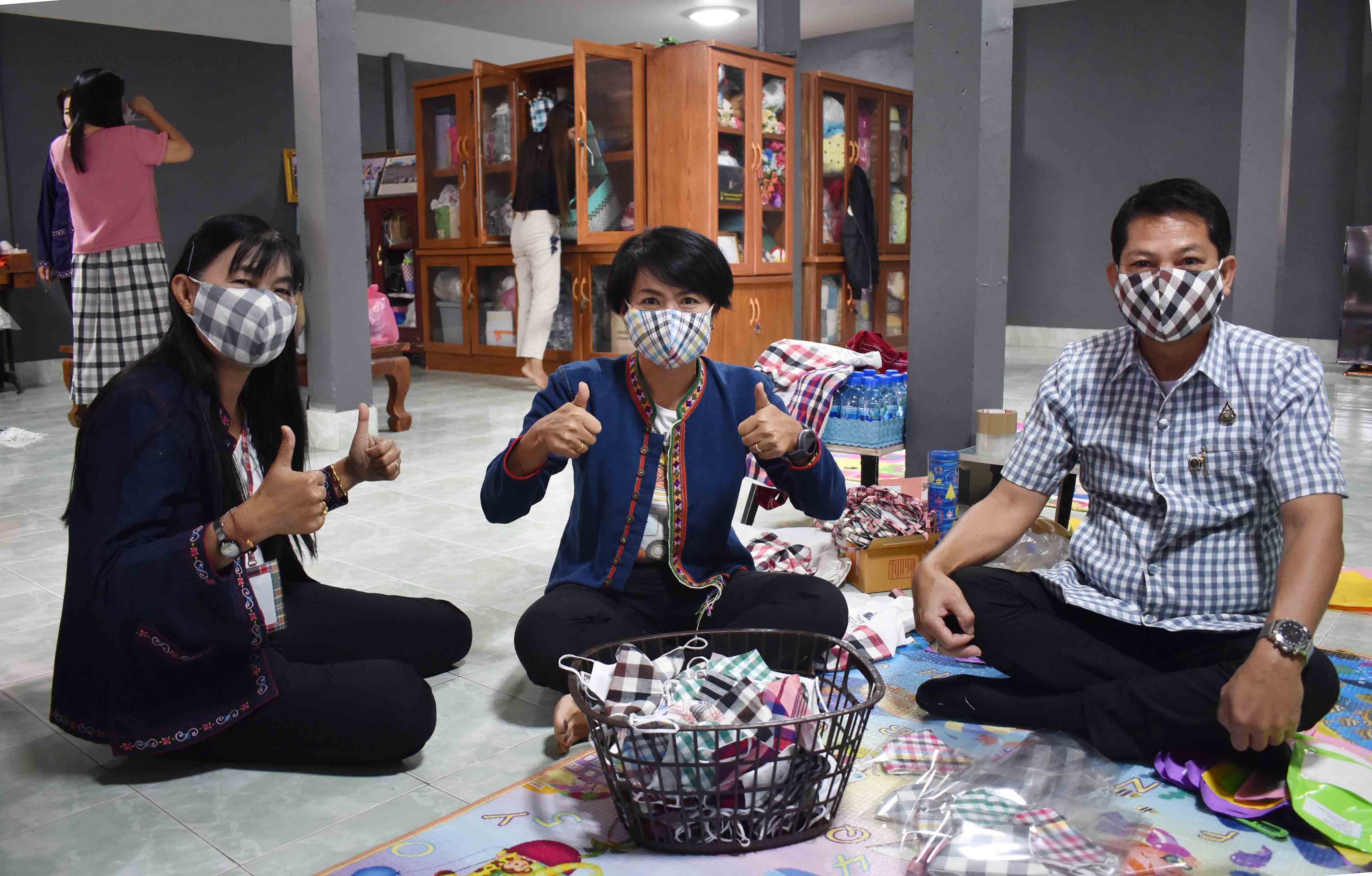 ชาวบ้านห้วยเตย พลิกวิกฤติเป็นโอกาส รวมกลุ่มผลิตหน้ากากอนามัยจากใยผ้าพื้นเมือง สร้างรายได้ ป้องกันปัญหาขาดแคลน