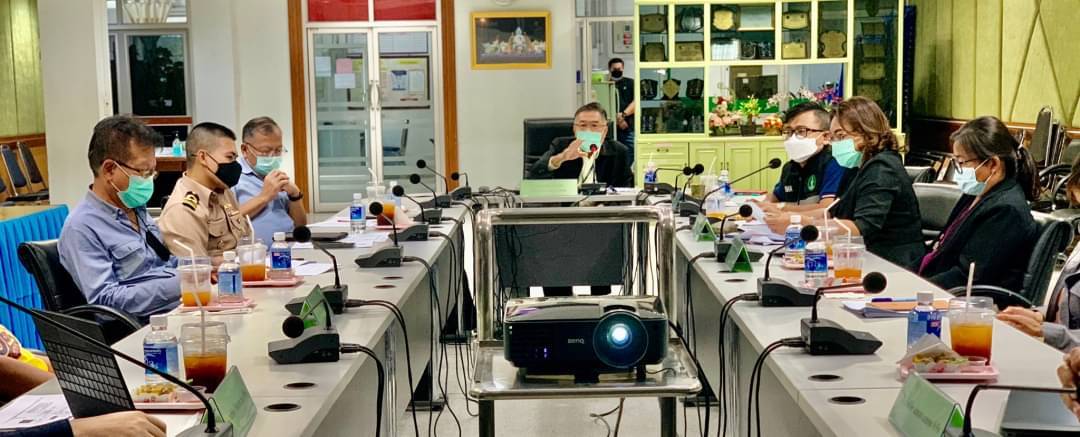 "ผอ.เขตหนองแขม"ร่วมประชุมออนไลน์ ติดตามแคมป์และคนงาน