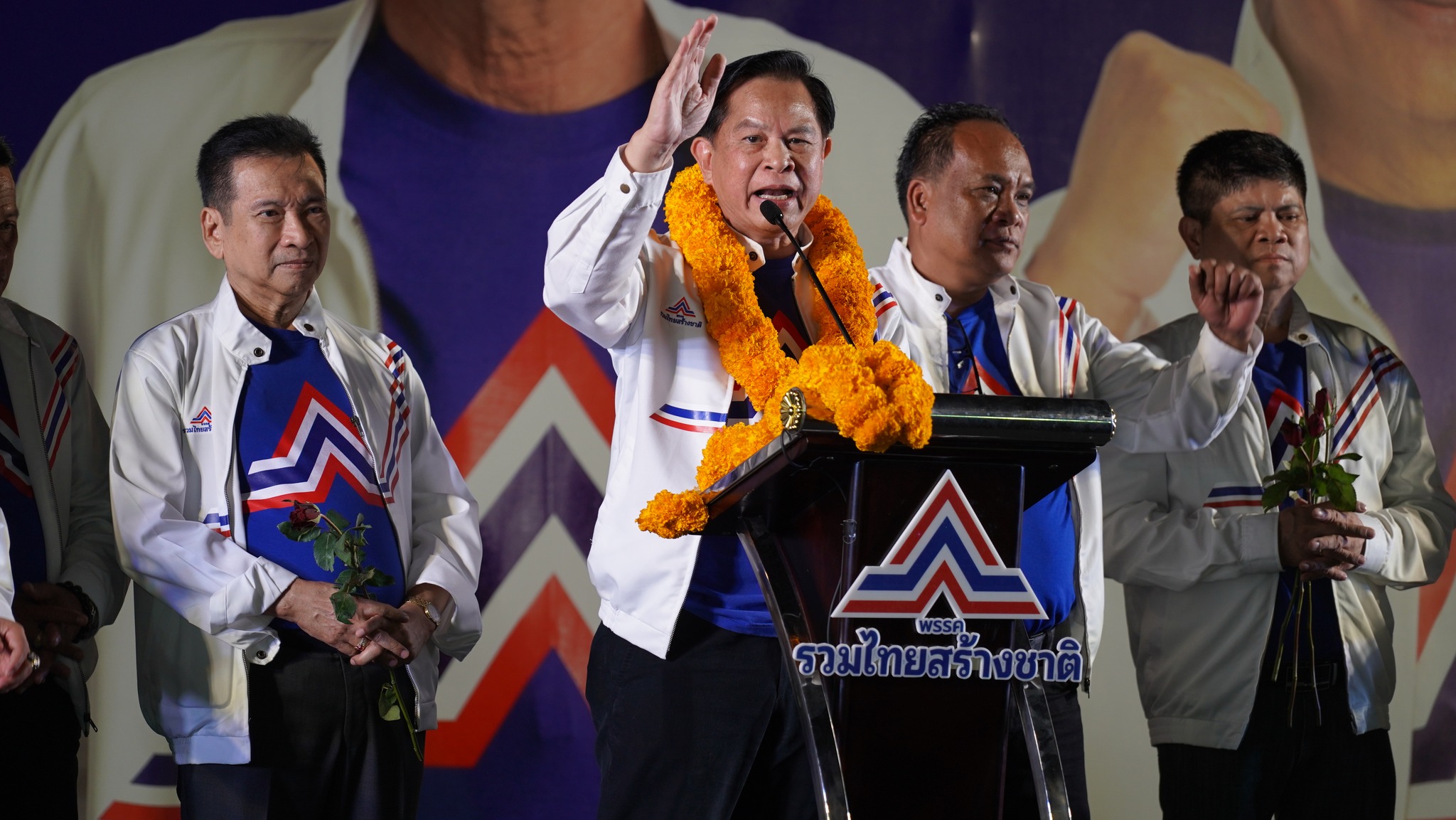 "พีระพันธุ์" บอกคนชุมพร "รักจังฮู้" เผย "รวมไทยสร้างชาติ" เกิดจากความคิด "บิ๊กตู่" ชูนโยบายกินดีอยู่ดี ลดเหลื่อมล้ำ
