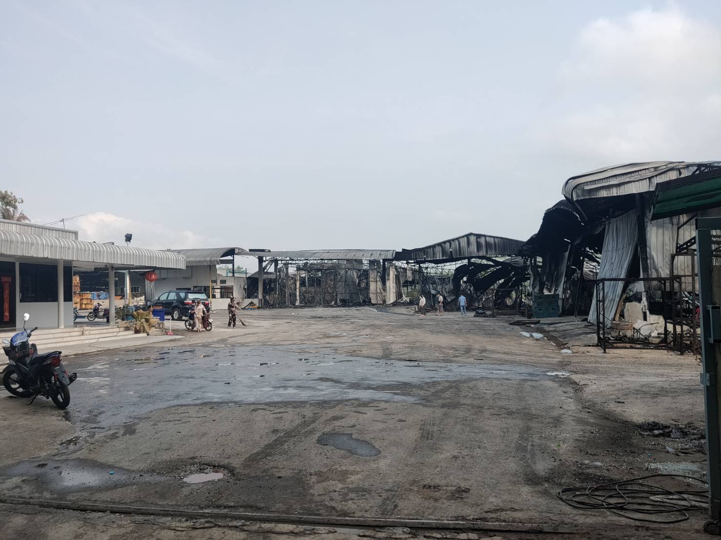 เจ้าของโรงงานยางไฟไหม้ กุมขมับ ยางนับพันตัน ไม่มีประกันยางแผ่น มูลค่าเสียหายร่วมร้อยล้านบาท