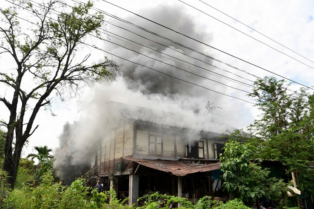  เพลิงไหม้บ้านพัก พขร.รถไฟโคราช คาดไฟฟ้าลัดวงจร