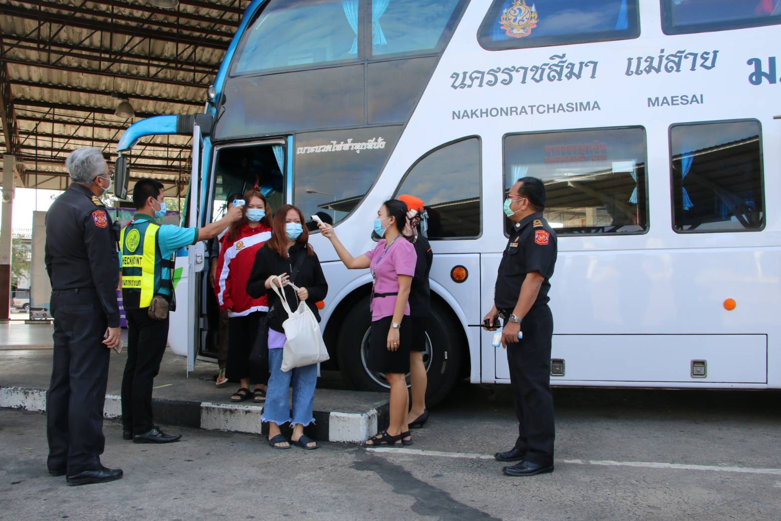 การ์ดไม่ตก! " สถานีขนส่งโคราช" คุมเข้มผู้โดยสารเดินทางมาจากภาคเหนือ