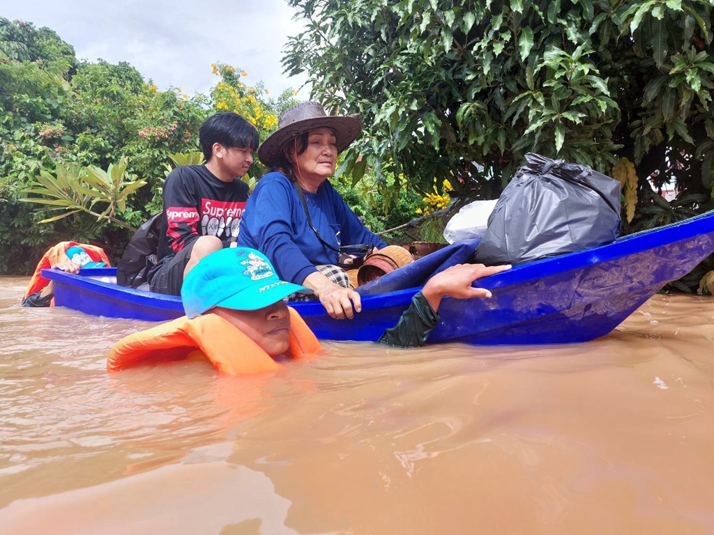 ทบ.เดินหน้าช่วยน้ำท่วมอีสาน เร่งอพยพประชาชน ขนย้ายสิ่งของ