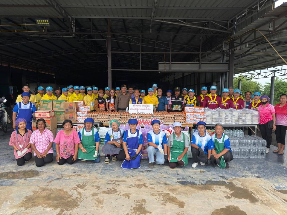 ตำรวจ-ฝ่ายปกครองอ่างทอง มอบอาหาร 900 กล่องช่วยผู้ประสบภัยน้ำท่วมป่าโมก 