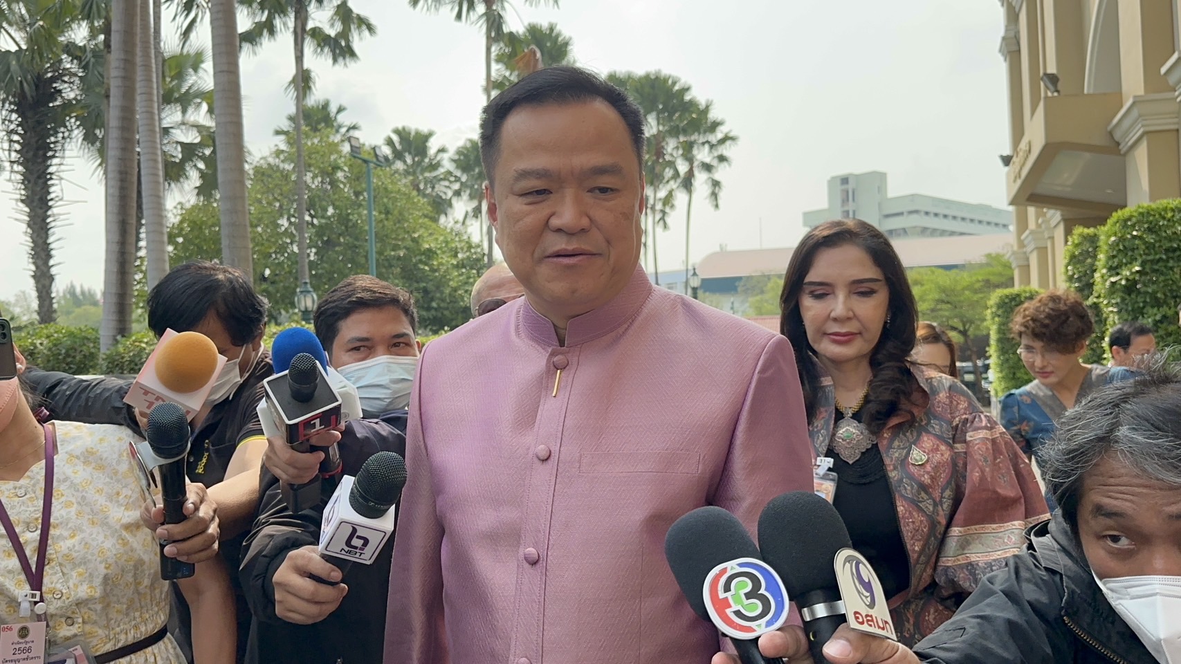 "อนุทิน" เมินตอบข้อมูล "หมอพร้อม" หลุด เกี่ยวเลือกตั้งหรือไม่ โยนสื่อไปถาม "ปลัดสธ." มอบนโยบายไปแล้ว