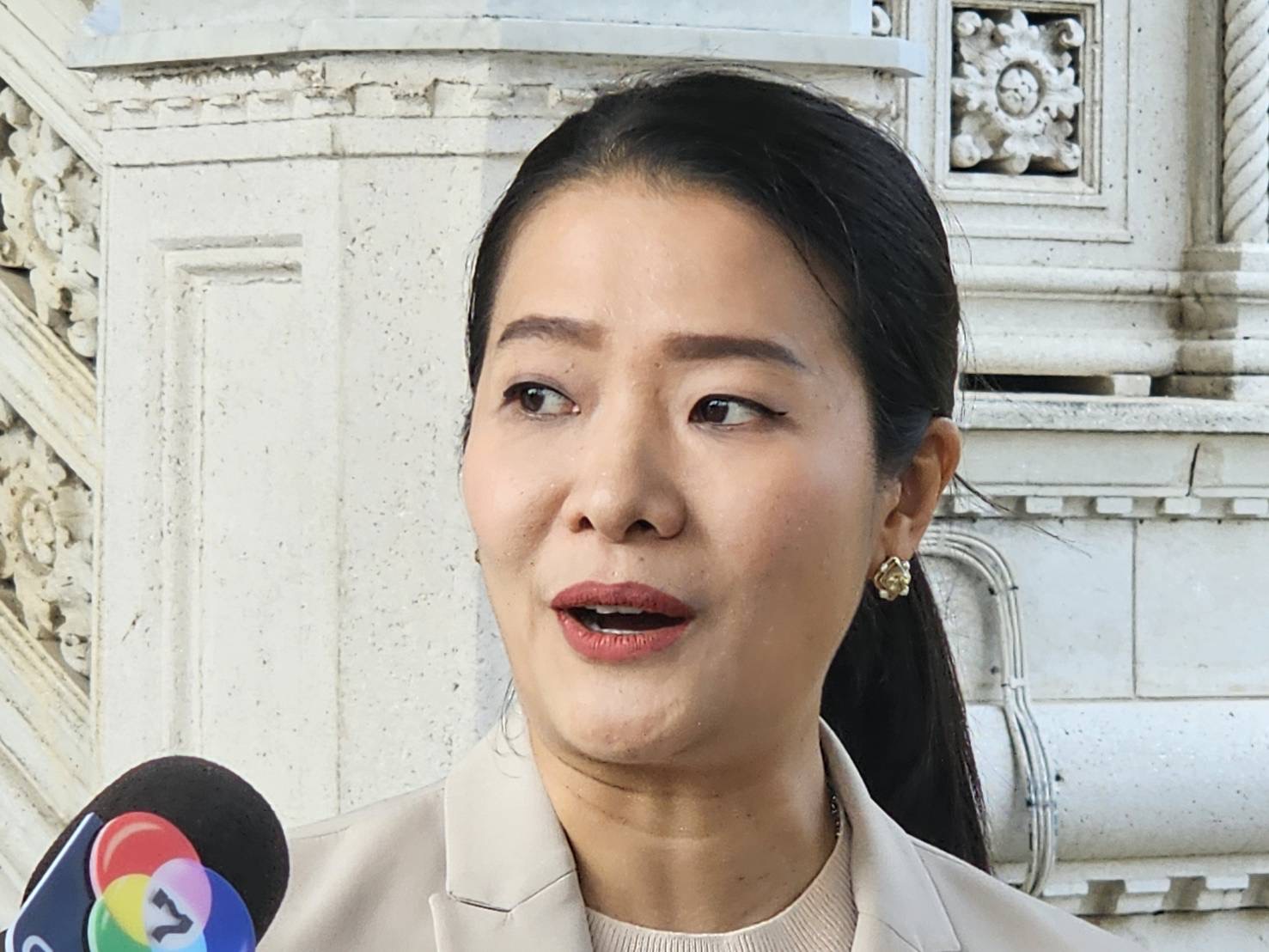 "ธีรรัตน์" บอกใครทำอะไรได้ให้ช่วยกัน หลังถูกวิจารณ์ เท 140 ล้านขึ้นรถไฟฟ้าฟรี ผุดไอเดีย "ป้ายรถเมล์ติดแอร์" แก้ฝุ่น