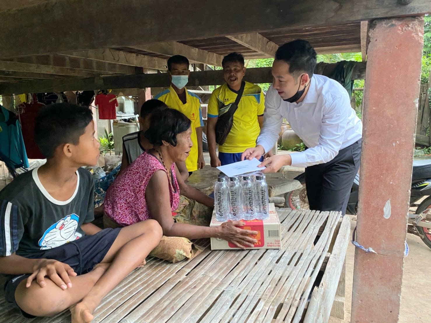 กำนัน ต.หัวสำโรง ลงพื้นเยี่ยมพร้อมแจกทุนการศึกษาเด็กนักเรียนครอบครัวยากจน    