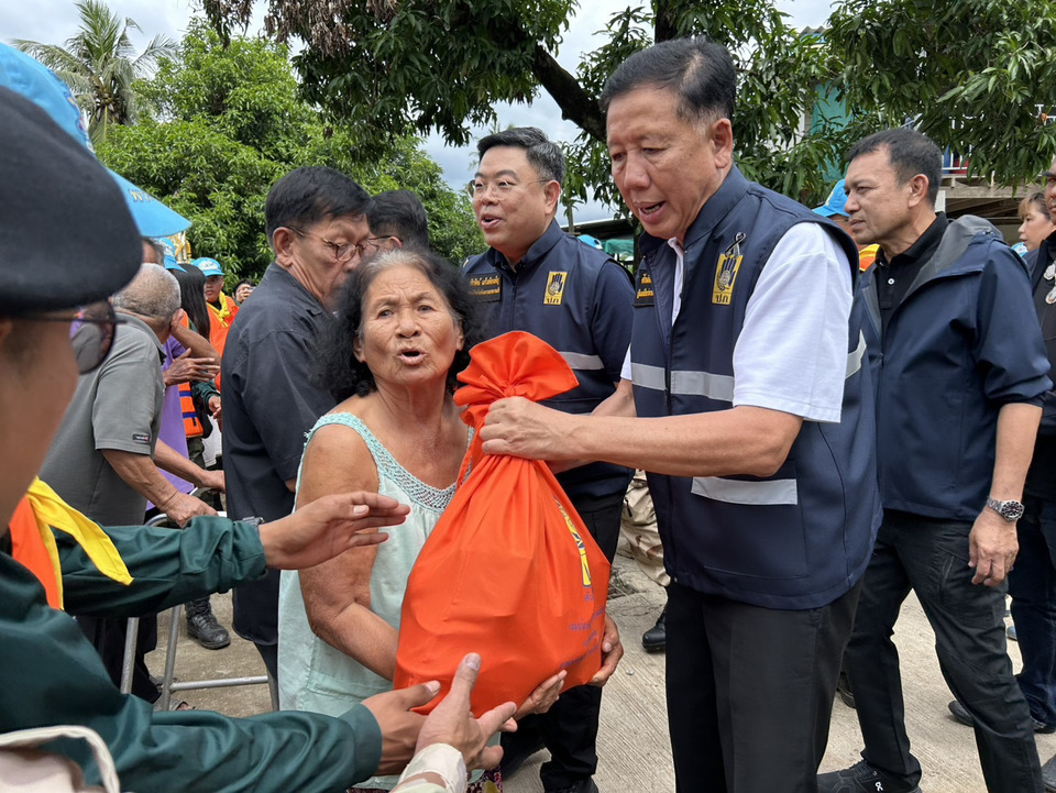 "ศักดิ์ดา" ลงพื้นที่ พร้อมมอบถุงยังชีพ ปภ.แก่ผู้ประสบอุทกภัย จ.กาญจนบุรี