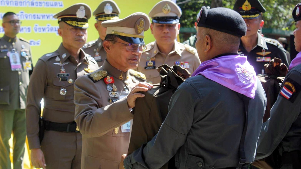 องคมนตรีเชิญถุงพระราชทาน มอบกำลังพล กองทัพภาคที่ 2 หนองคาย สร้างขวัญกำลังใจรับปีใหม่