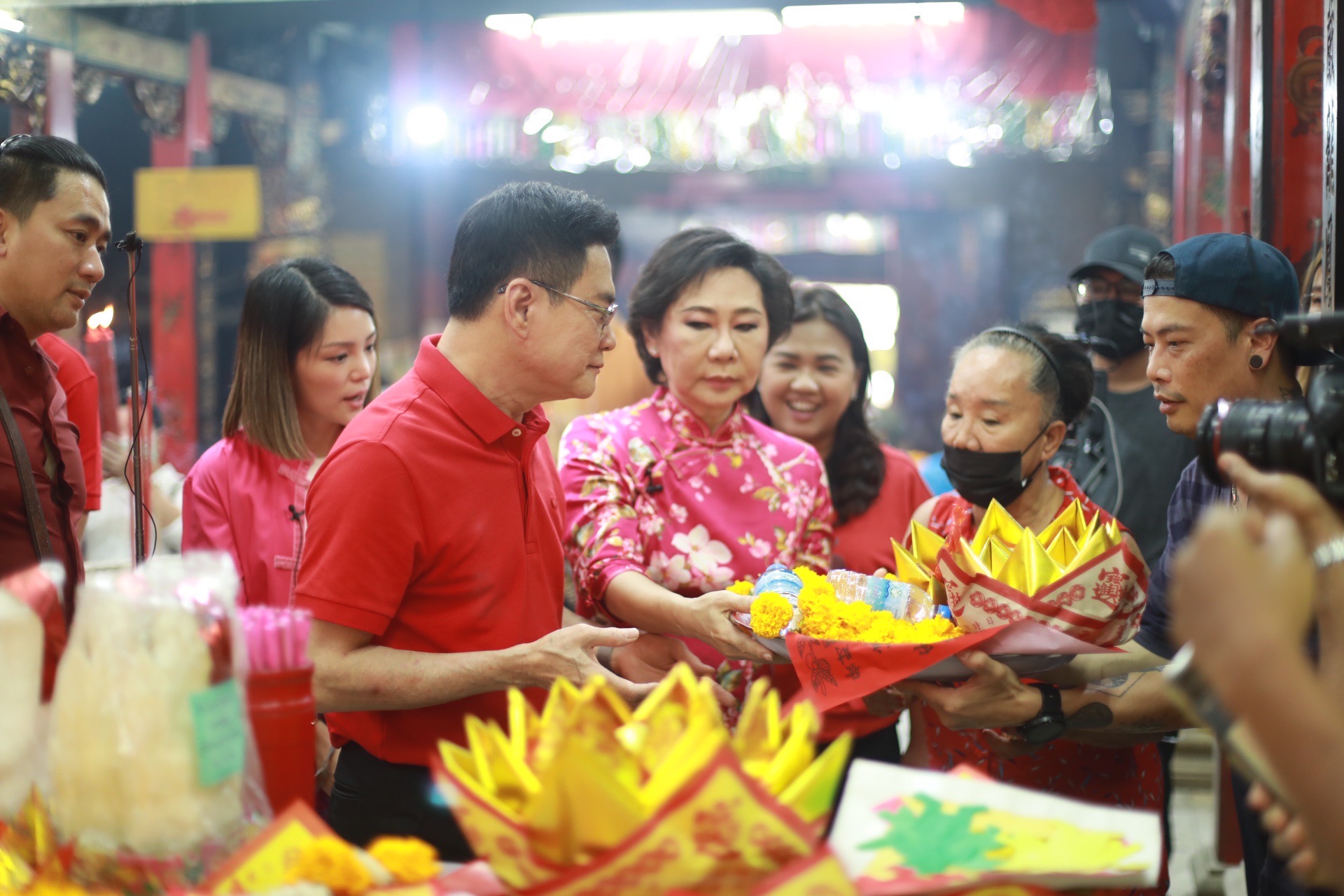 “จุรินทร์” ควง “เจิมมาศ-มาดามเดียร์” ไหว้ศาลเจ้าพ่อเสือวันตรุษจีน ขอให้เมืองไทย ค้าขายดี-เศรษฐกิจเจริญรุ่งเรือง