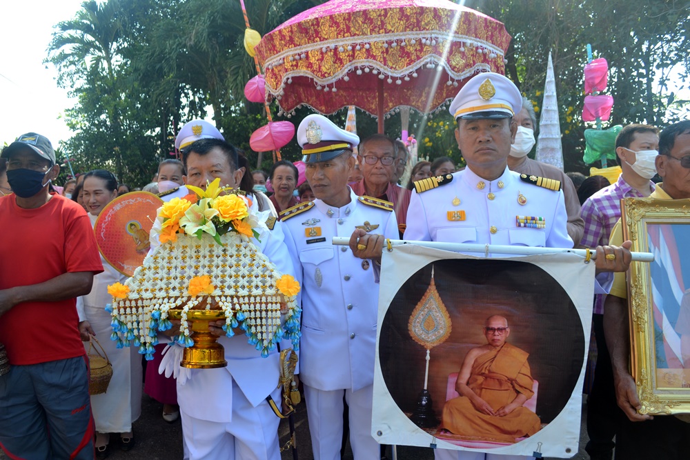 สาธุชนทุกหมู่เหล่า ร่วมกับเจ้าคุณสมเด็จวัดไตรมิตรฯ ร่วมเป็นเจ้าภาพทอดกฐิน สมทบทุนสร้างพระอุโบสถรอยน้ำ วัดศรีสกุนาราม