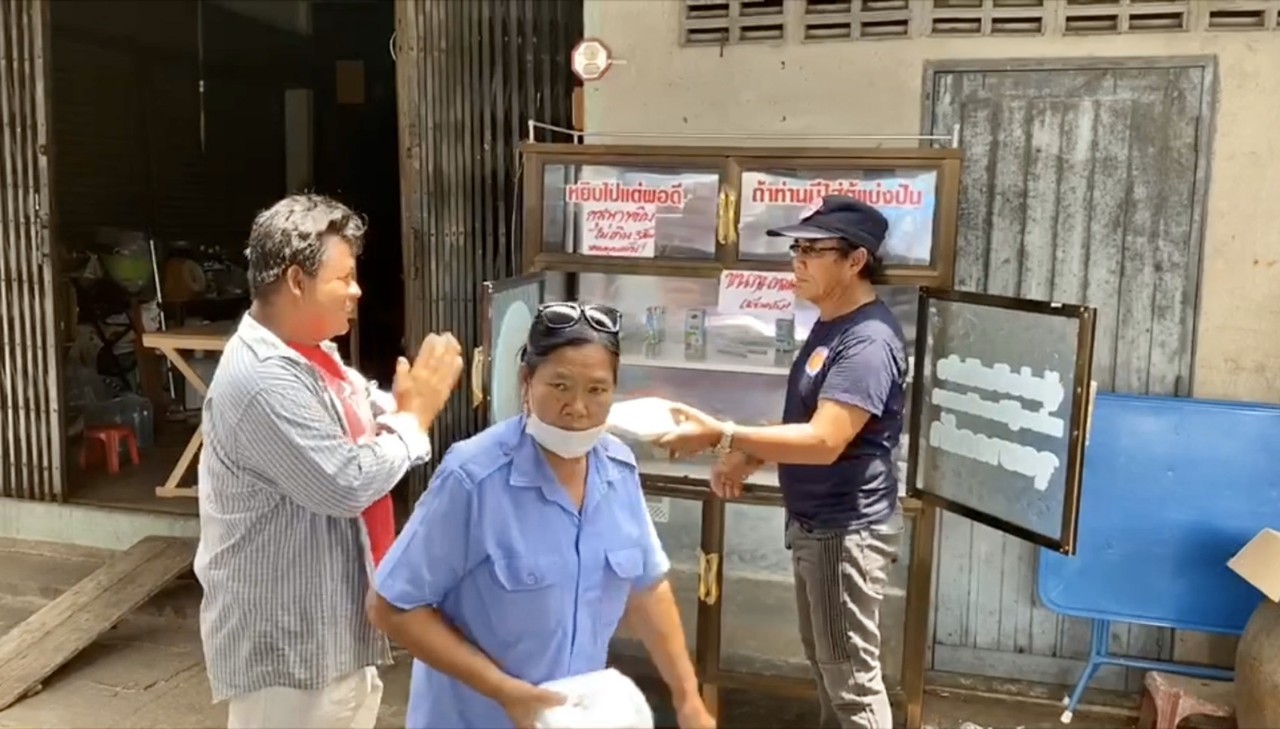 กู้ภัยฉะเชิงเทรา จุดบางคล้า ร่วมเจ้าของร้าน รส มือ ฉัน ข้าวหมูทอดฮกเกี้ยน มอบข้าวกล่อง 100 กล่อง ไข่ต้มจากวัดโสธรฯกว่า 2,000 ฟอง ใส่ตู้ "แบ่งปันเติมใจ" 