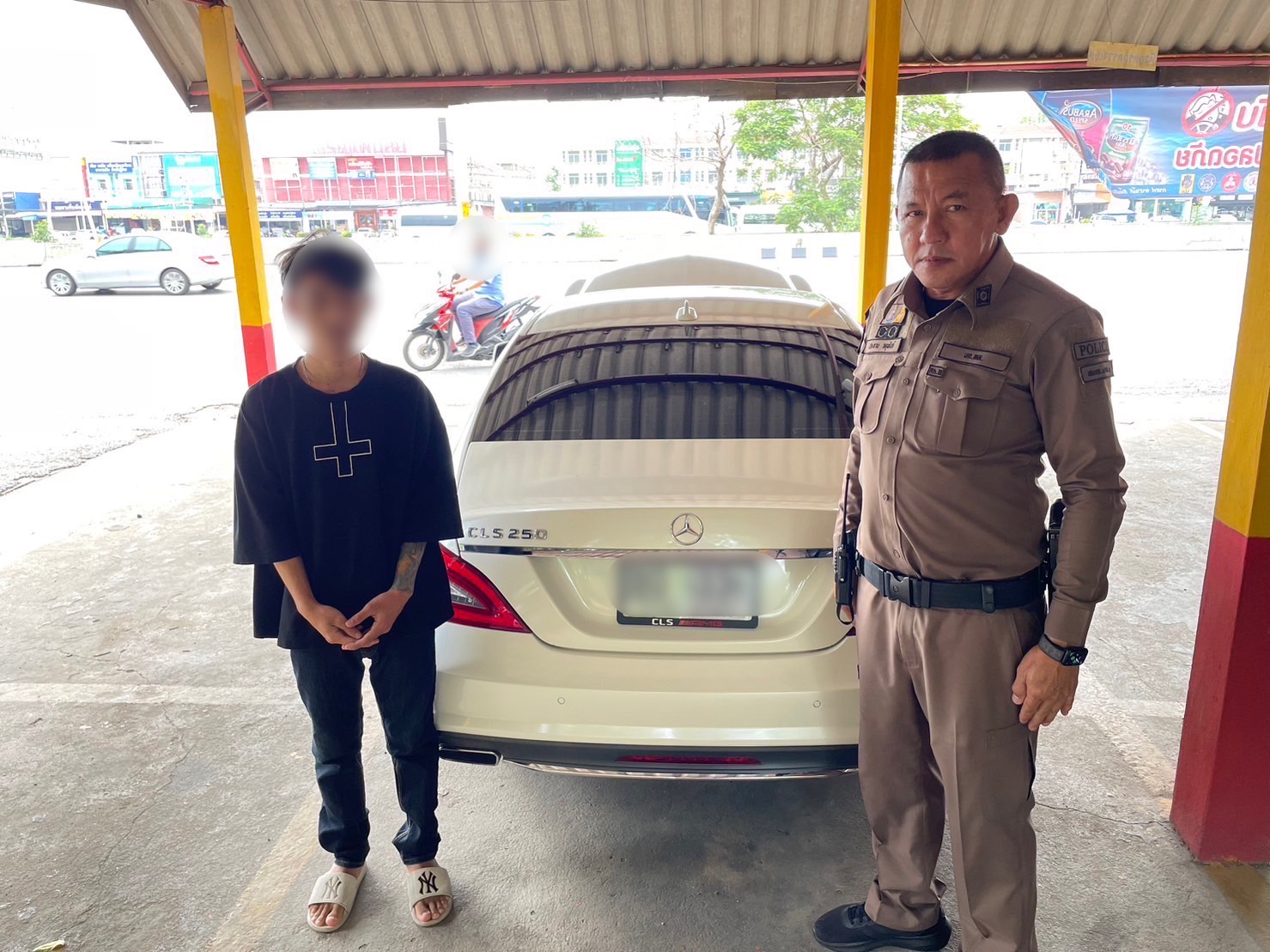 จับกุมหนุ่มใช้รถ BENZ สวมทะเบียน ติดป้ายปลอม