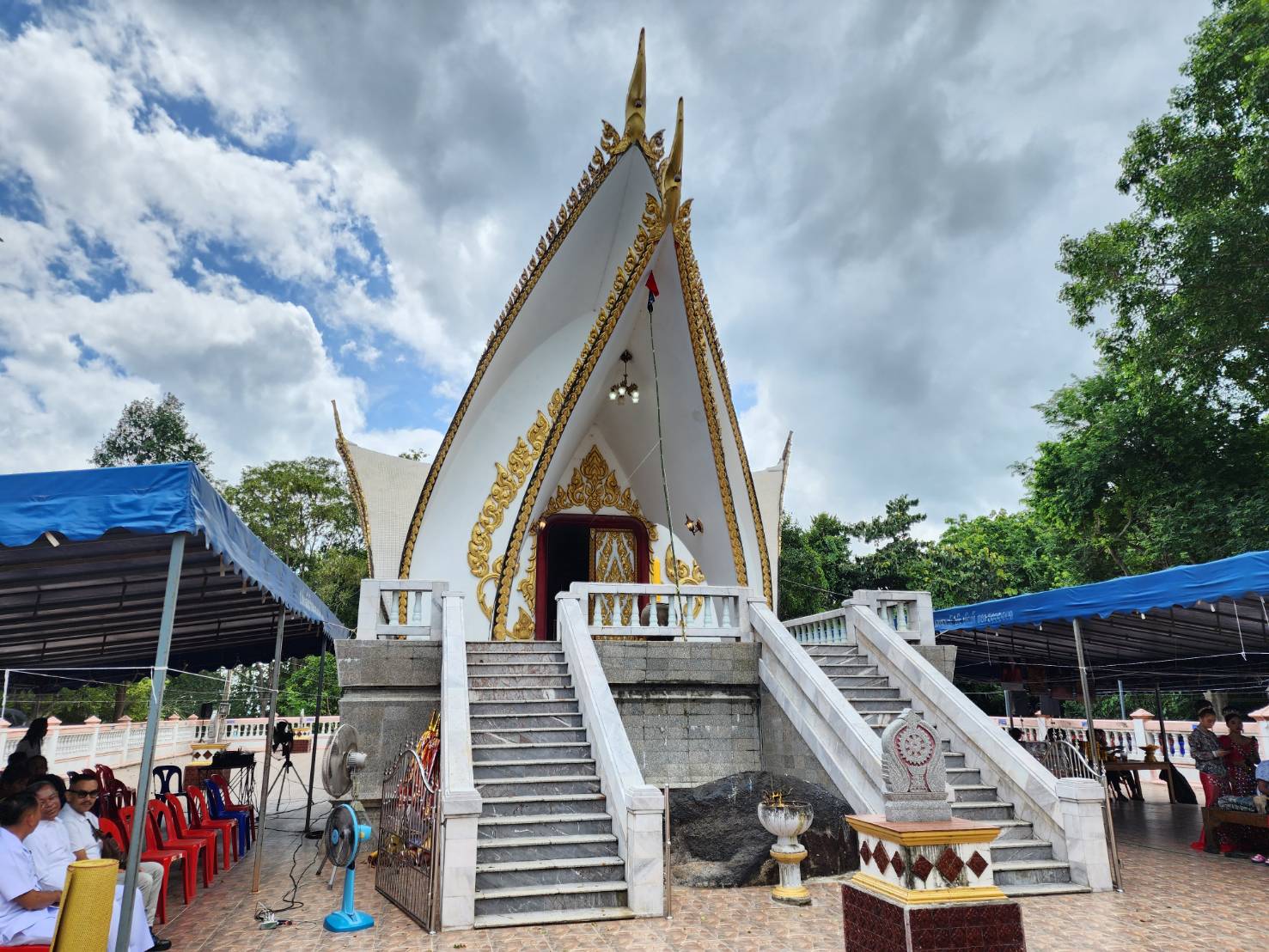 วัดหินโค้งจุดประทัดหมื่นนัด เซียนหวยไม่พลาดแห่ส่องเลขหางประทัด พิธีปลุกเสกพระขุนแผนวัดดังเมืองระยอง หารายได้สร้างศาลาปฏิบัติธรรม 