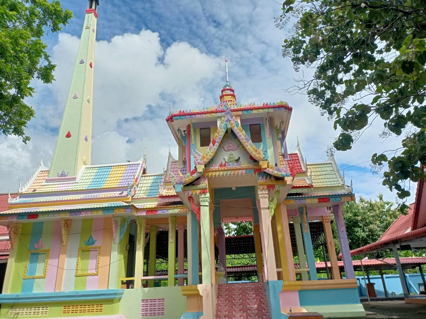 ‘วัดหนองกลาย’ อ.เมืองอุตรดิตถ์  ทาสี ‘เมรุเผาศพ’ สุดหวานแหวว 12 สี ช่วยคลายความเศร้าโศกเสียใจให้กับญาติ