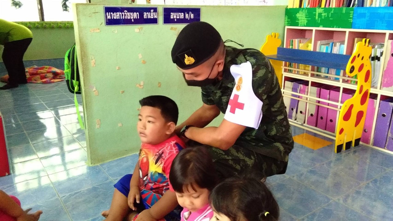 ศูนย์เด็กเล็กฯเร่งอพยพเด็กกลับบ้านหลังระดับน้ำเพิ่มสูง   ขณะที่หมอทหารลุยน้ำเข้าตรวจเยี่ยมผู้ป่วยติดเตียง