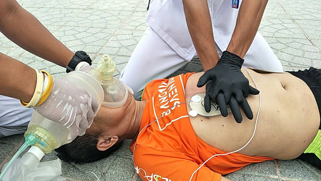 ยื้อชีวิตได้!! กู้ภัยฯ ปั้มหัวใจช่วยชายสูงวัยออกกำลังกาย ช็อคหมดสติ กลางสวนสาธารณะลานโพธิ์นาเกลือ