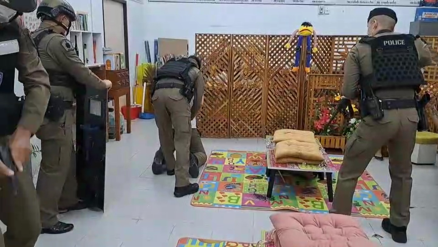 ตำรวจบางละมุงอบรมการเอาตัวรอดกรณีเกิดเหตุกราดยิง