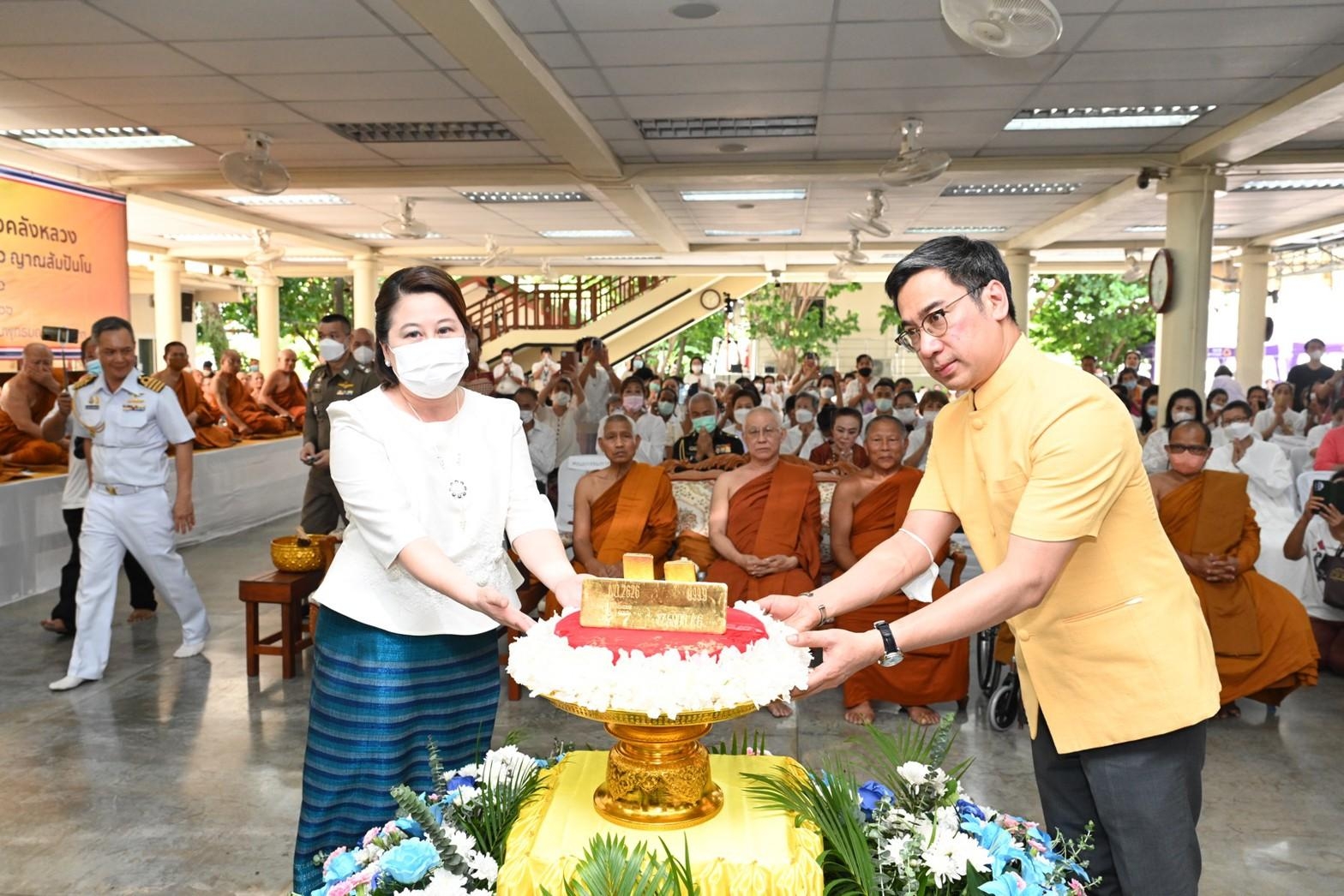 ธปท.รับมอบทองคำ 14.5 กิโลกรัม จากศิษย์ "หลวงตามหาบัว" สมทบทุนสำรองเงินตรา 