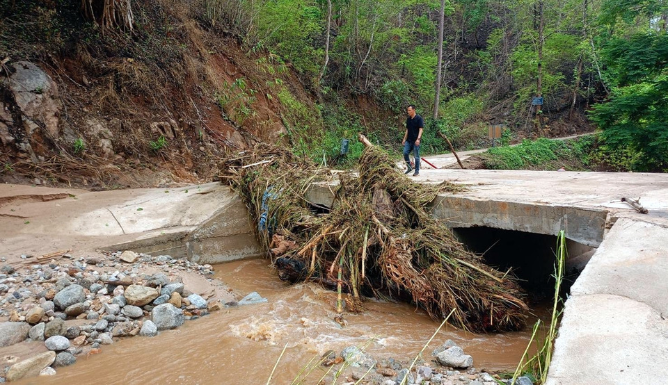 ฝนถล่มแม่ฮ่องสอน น้ำป่าซัดคอสะพานขาด ชาวบ้าน 165 ครัวเรือนเดือดร้อนหนัก